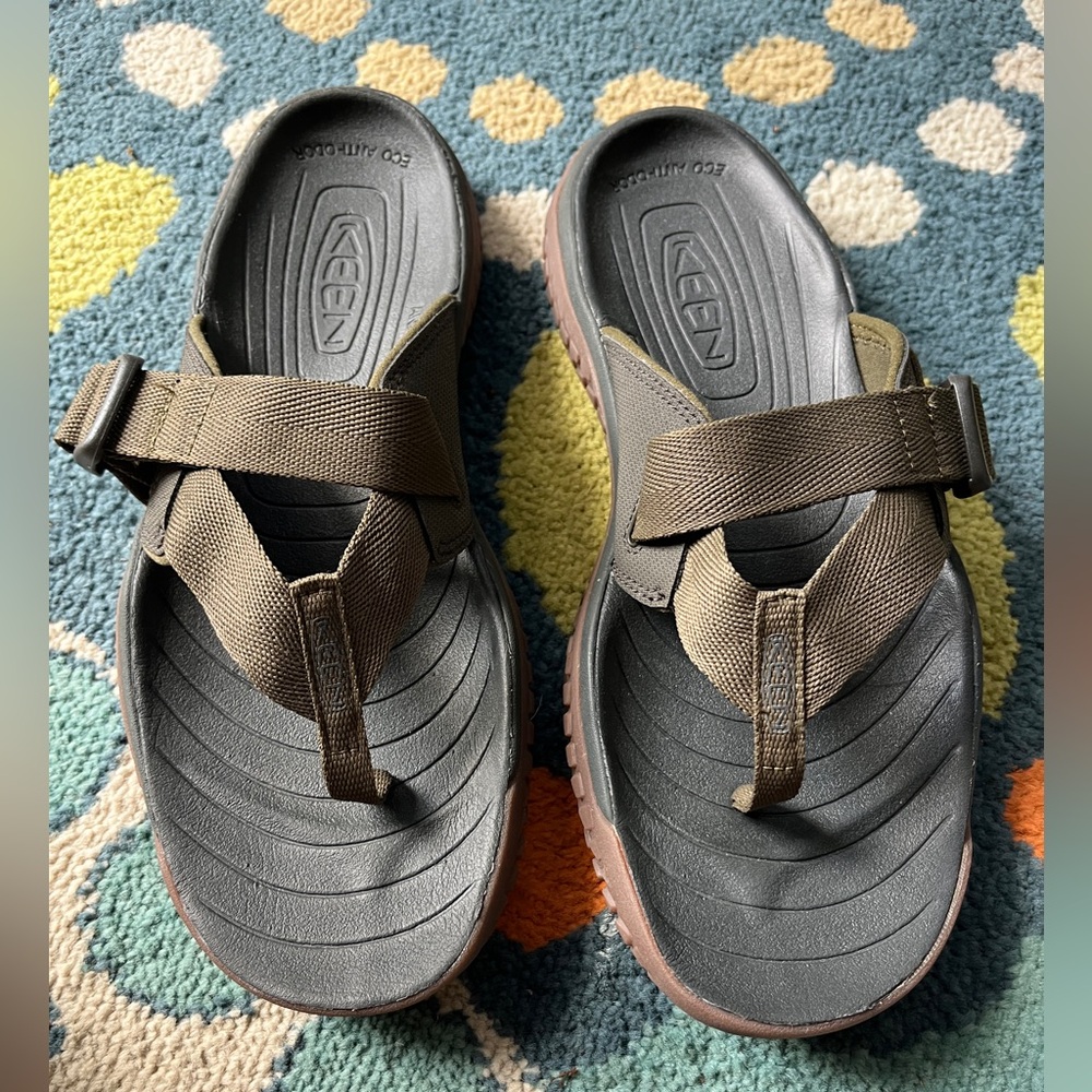 KEEN SOLR men’s toe post sandal. Size 12. Hiking beach outdoor Gorpcore green